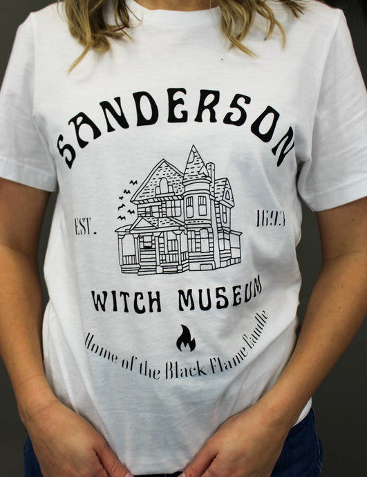 Model is wearing a Hocus Pocus inspired graphic tee.